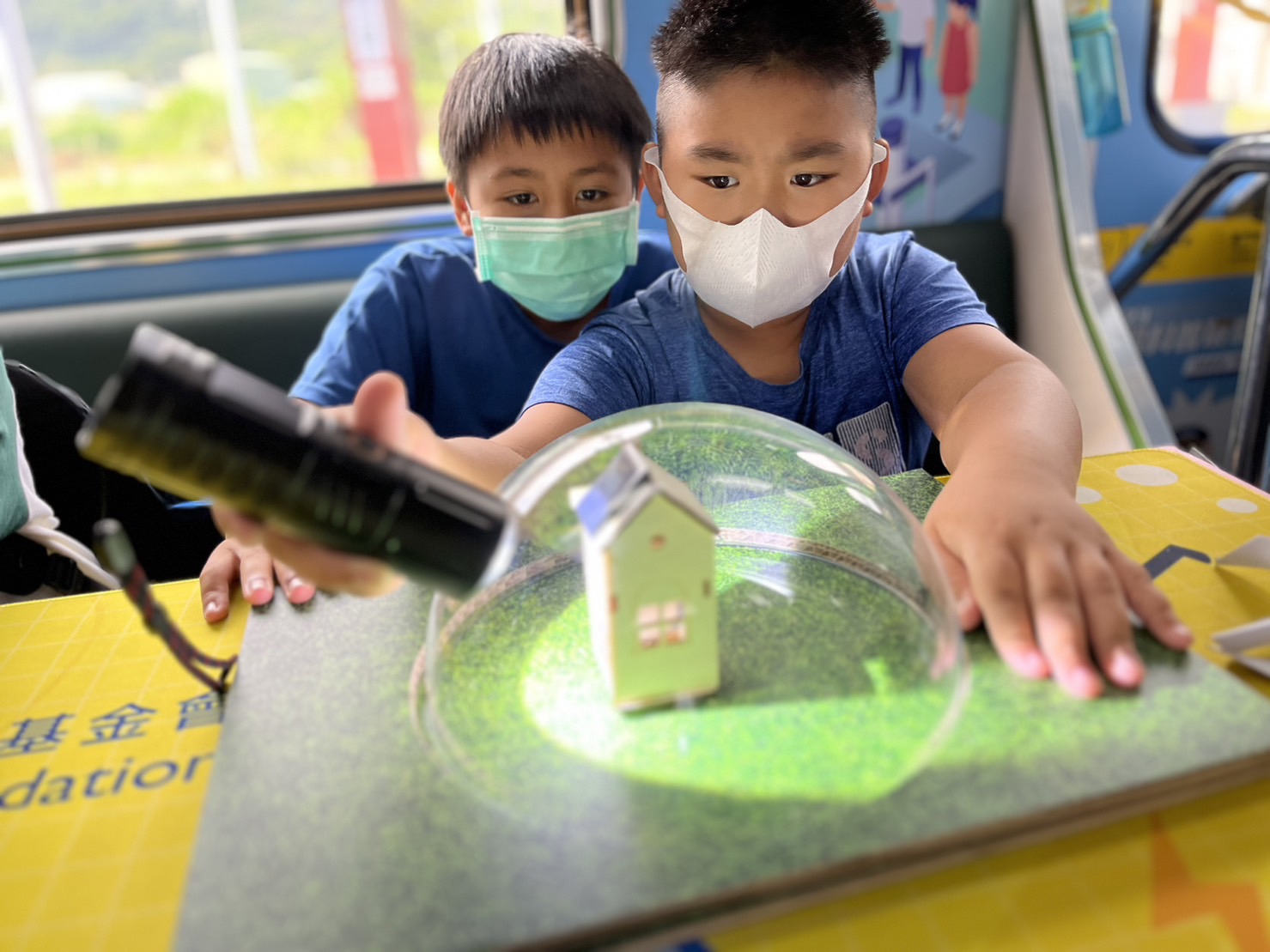 DG视讯參與基礎科學主題車廂，以STEAM教學精神，設計「逐日科學家」、「太陽能工程師」以及「淨零建築師」三大能源科普課程和實驗